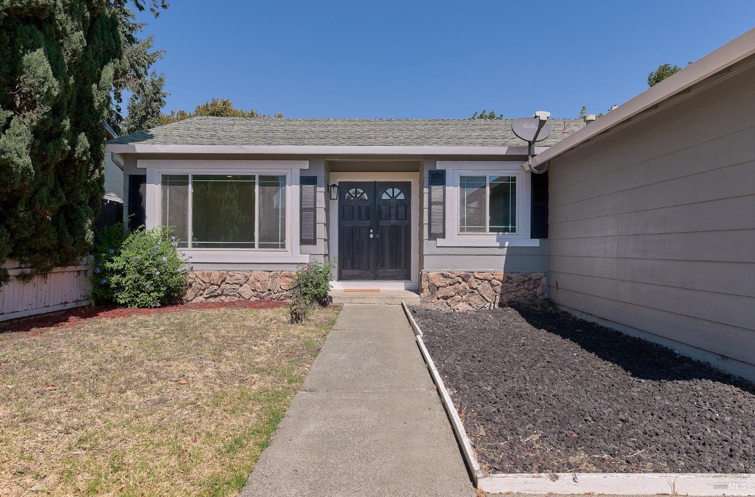 Detail Gallery Image 3 of 28 For 96 Coral Ln, Suisun City,  CA 94585 - 3 Beds | 2 Baths