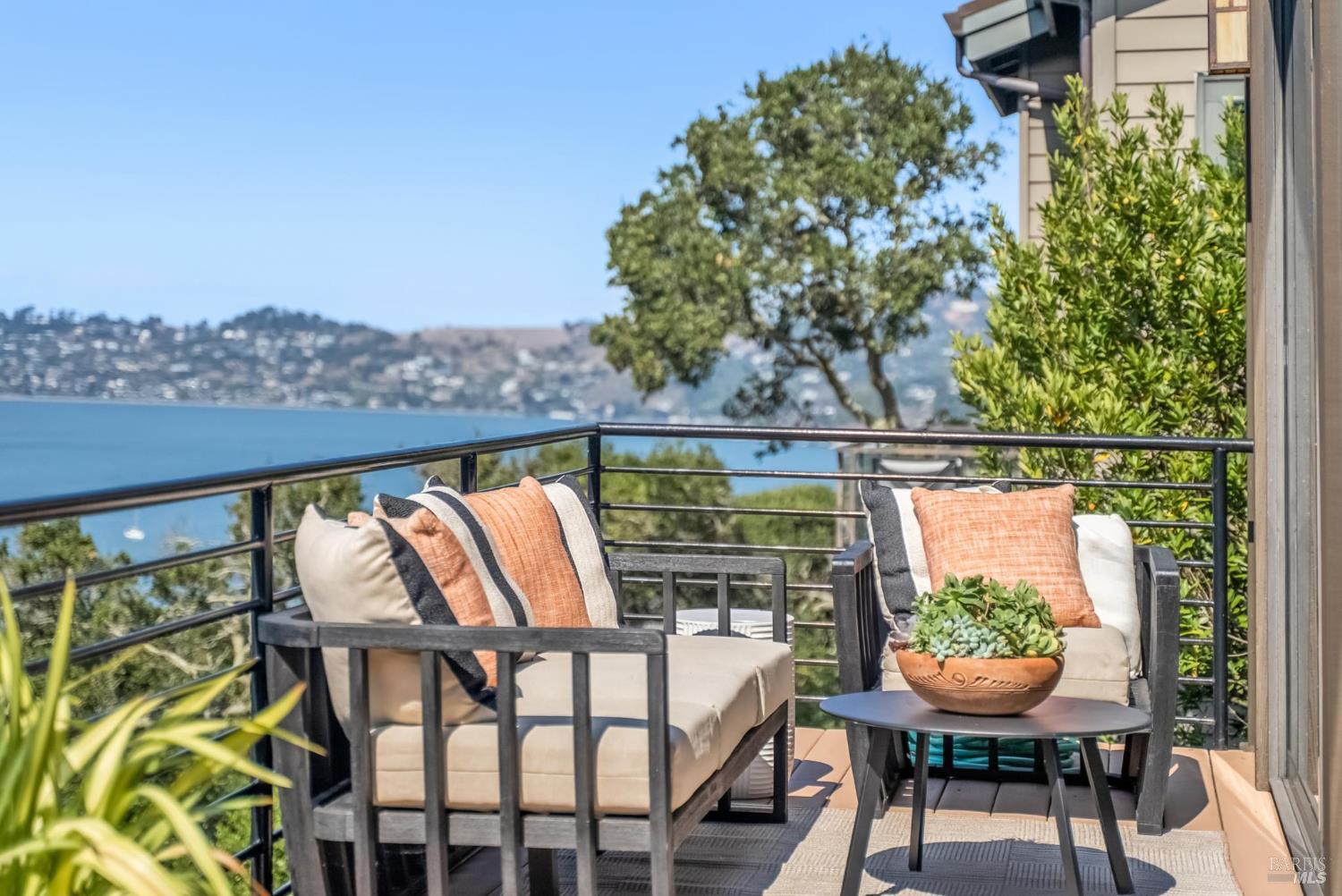 Detail Gallery Image 7 of 51 For 184 Santa Rosa Ave, Sausalito,  CA 94965 - 3 Beds | 2/1 Baths