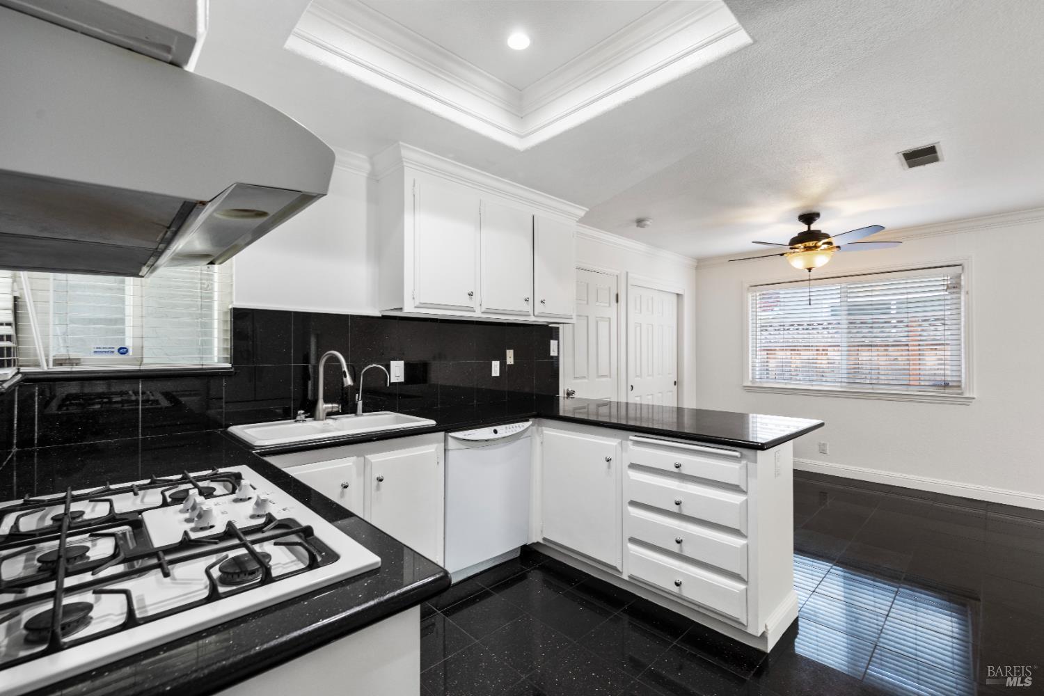 Detail Gallery Image 3 of 27 For 2706 Kendrick Cir, San Jose,  CA 95121 - 3 Beds | 2 Baths