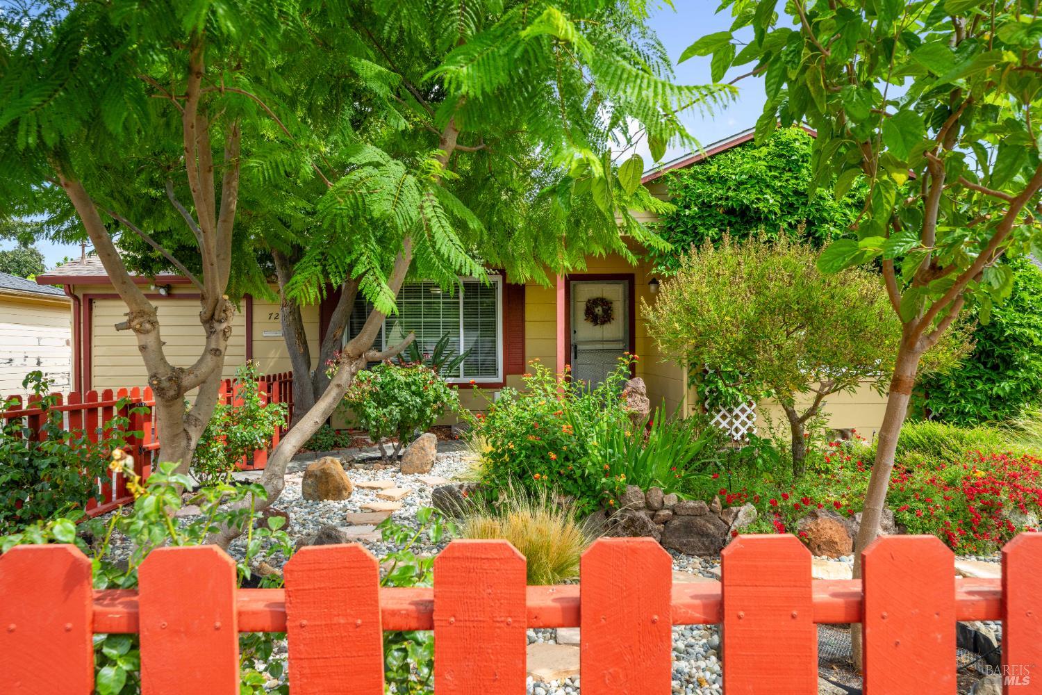 Detail Gallery Image 3 of 45 For 72 Bellevue Ave, Napa,  CA 94558 - 2 Beds | 1 Baths