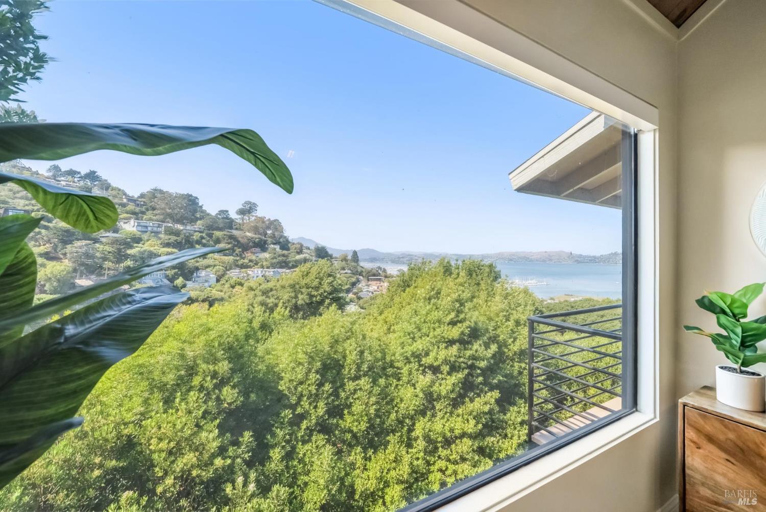 Detail Gallery Image 25 of 51 For 184 Santa Rosa Ave, Sausalito,  CA 94965 - 3 Beds | 2/1 Baths