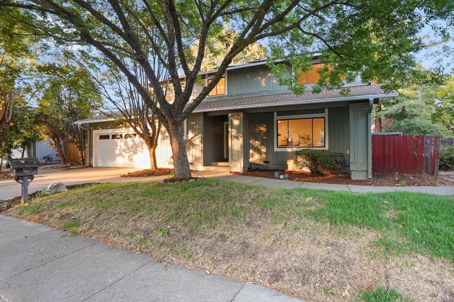 Detail Gallery Image 2 of 79 For 119 Woodstock Cir, Vacaville,  CA 95687 - 4 Beds | 2/1 Baths