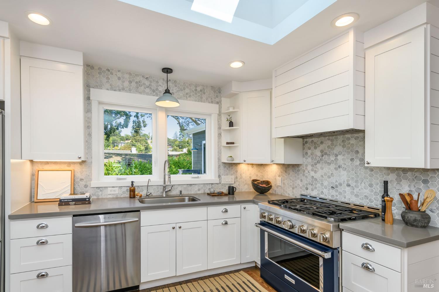 Detail Gallery Image 10 of 43 For 45 Harte Ave, San Rafael,  CA 94901 - 3 Beds | 2 Baths