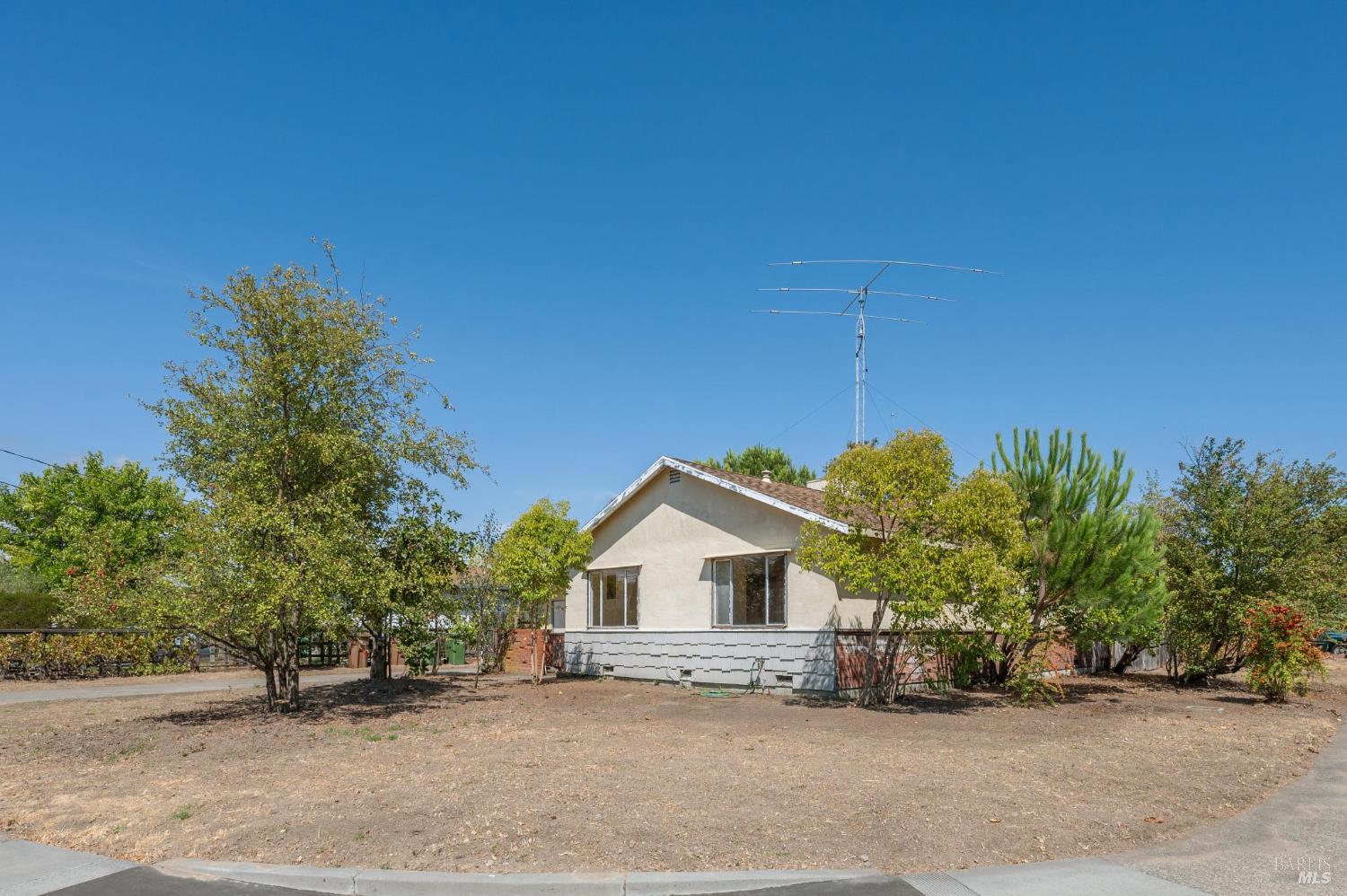 Detail Gallery Image 1 of 10 For 106 La Pasada Way, San Rafael,  CA 94903 - 3 Beds | 1 Baths