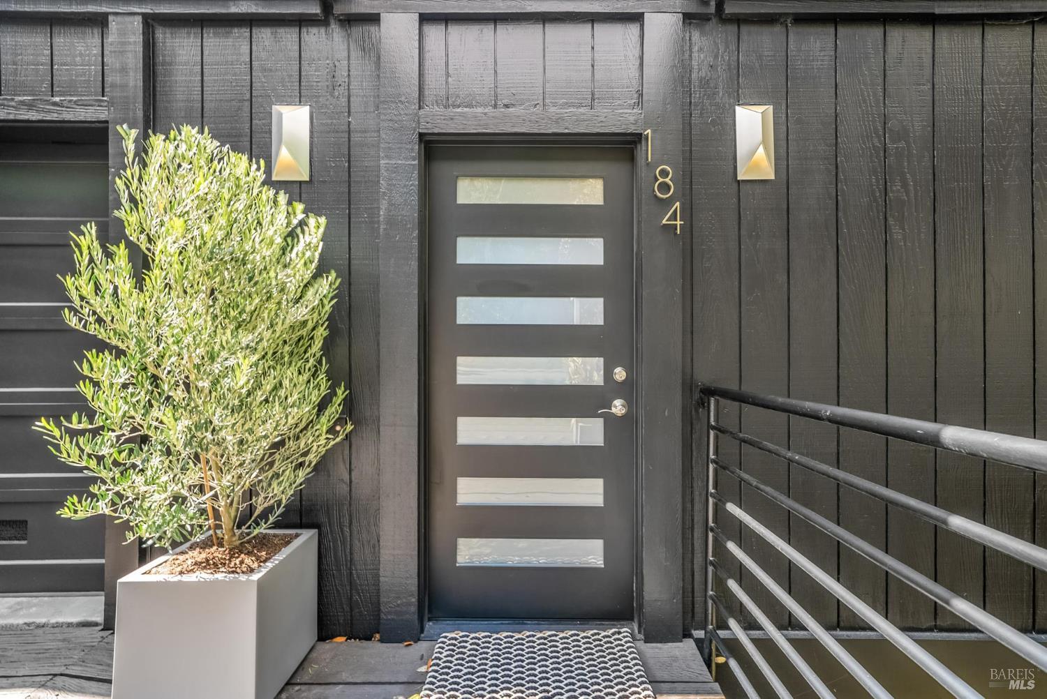 Detail Gallery Image 3 of 51 For 184 Santa Rosa Ave, Sausalito,  CA 94965 - 3 Beds | 2/1 Baths