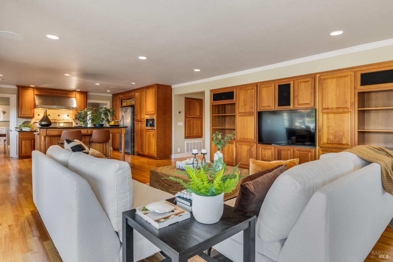 Detail Gallery Image 12 of 76 For 16 Fontana Ct, Novato,  CA 94945 - 5 Beds | 3/1 Baths