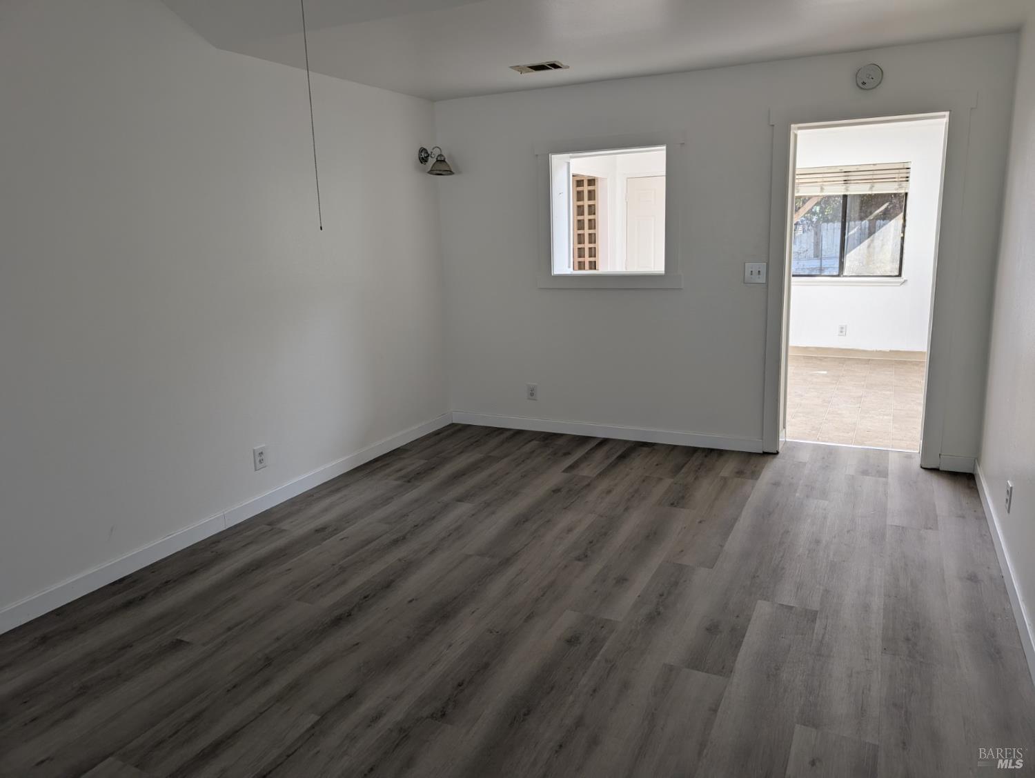 Detail Gallery Image 3 of 7 For 2305 Woolner Ave, Fairfield,  CA 94533 - 3 Beds | 1 Baths