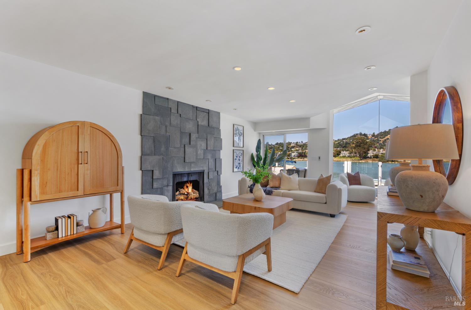 Detail Gallery Image 6 of 47 For 254 Riviera Cir, Larkspur,  CA 94939 - 3 Beds | 2/1 Baths