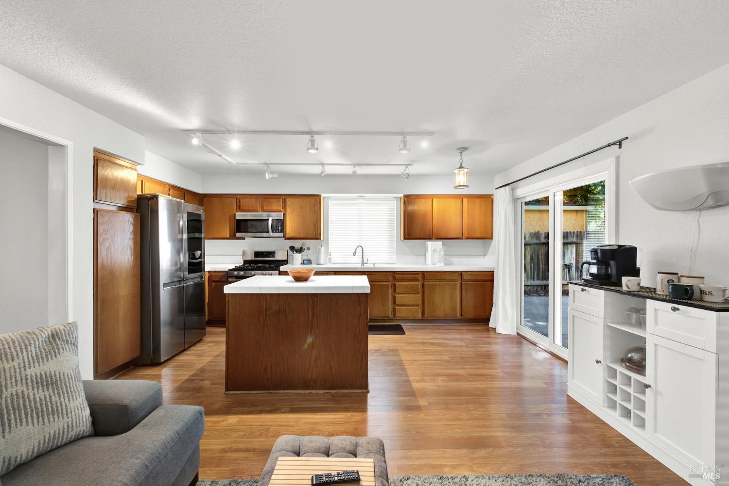 Detail Gallery Image 14 of 39 For 206 Colby Dr, Vacaville,  CA 95687 - 3 Beds | 2/1 Baths