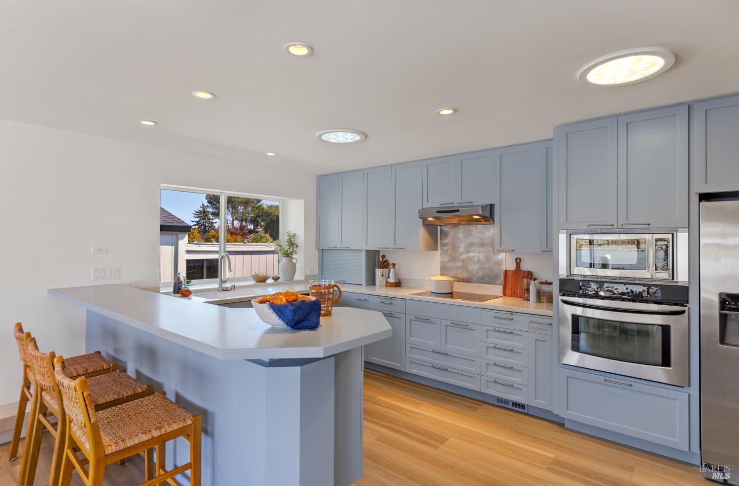 Detail Gallery Image 12 of 47 For 254 Riviera Cir, Larkspur,  CA 94939 - 3 Beds | 2/1 Baths