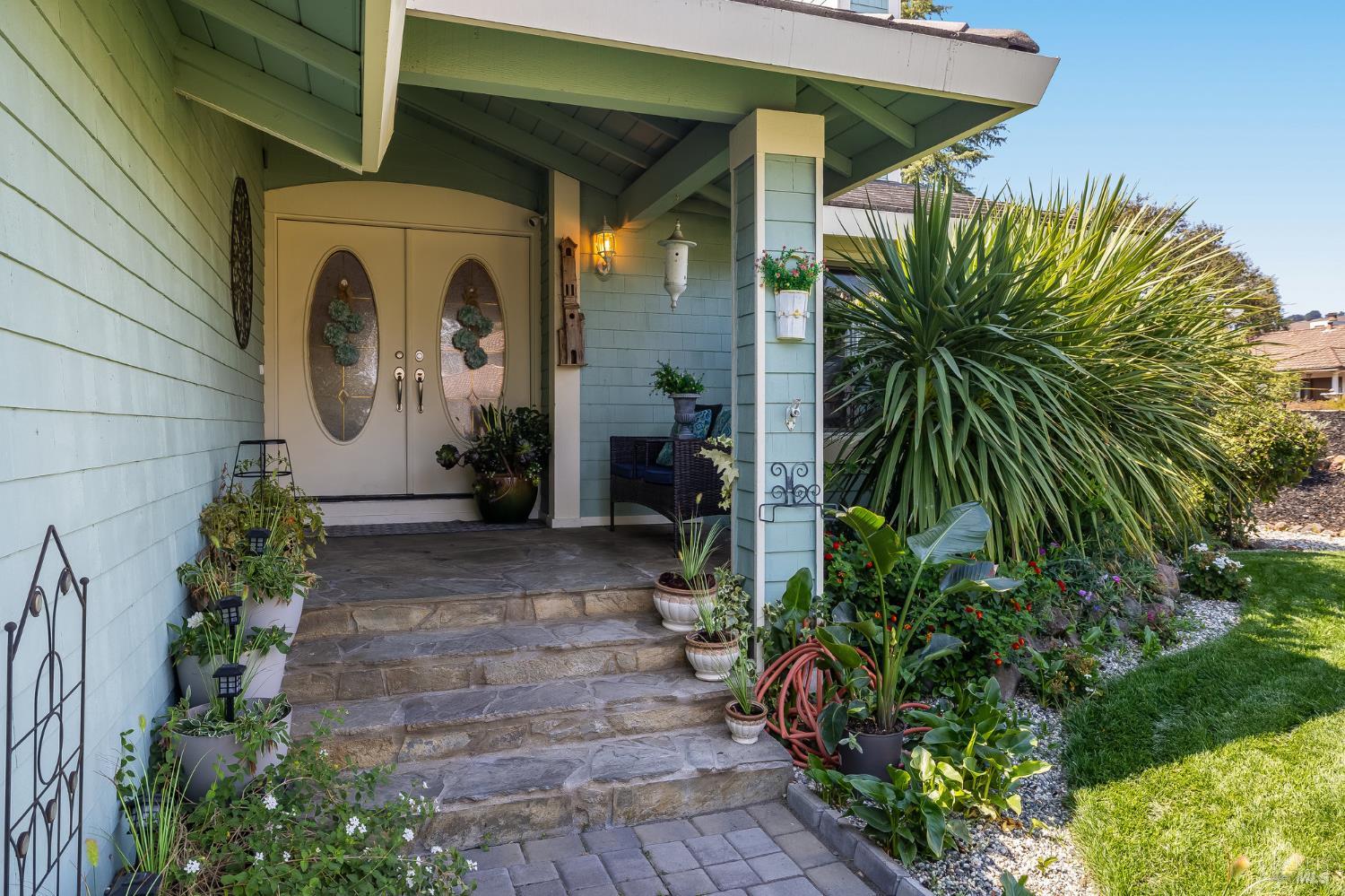 Detail Gallery Image 4 of 76 For 16 Fontana Ct, Novato,  CA 94945 - 5 Beds | 3/1 Baths