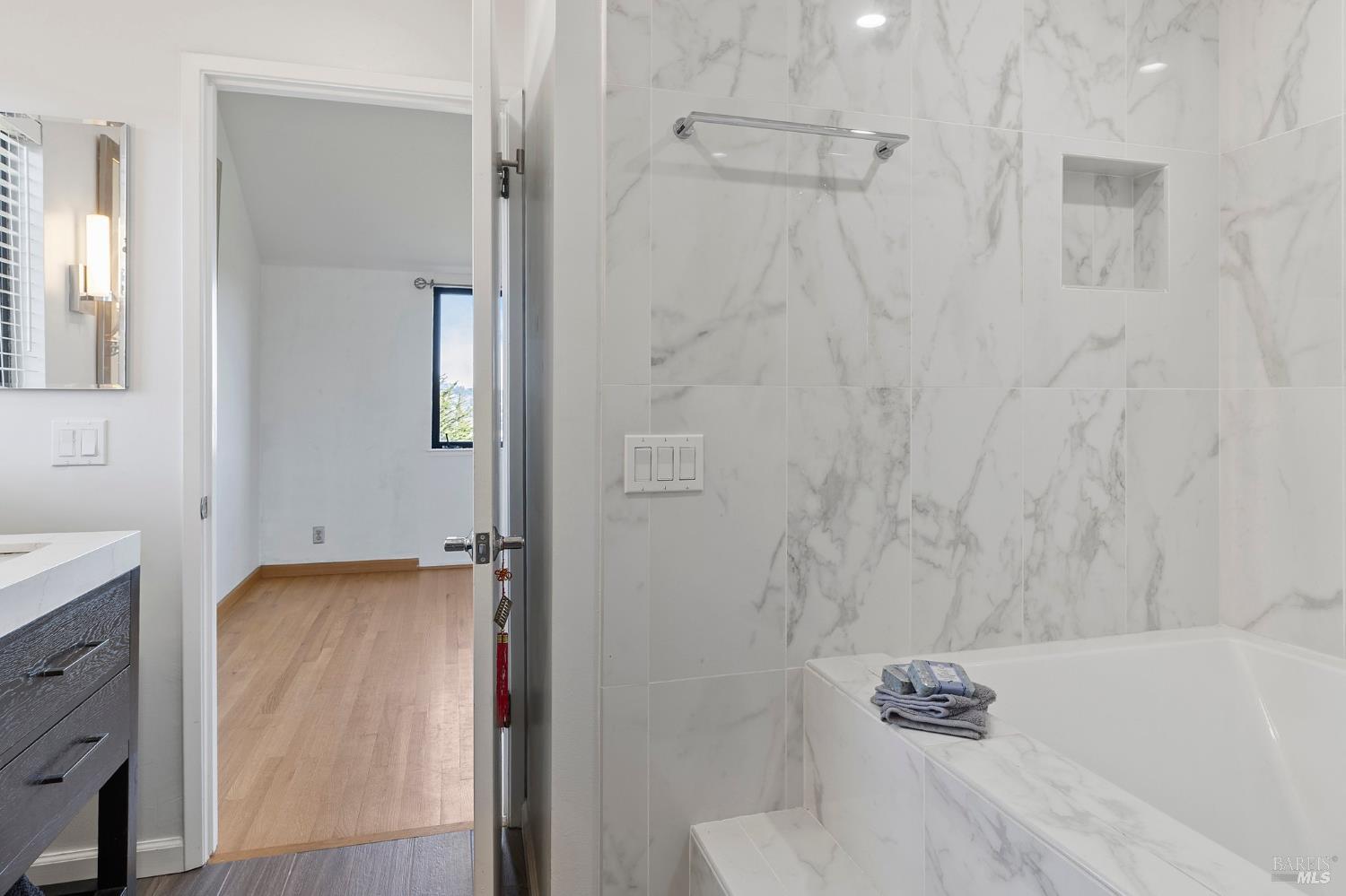 Detail Gallery Image 16 of 47 For 12 Ridgeview Ct, Sausalito,  CA 94965 - 2 Beds | 2/1 Baths