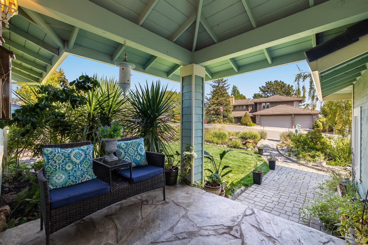 Detail Gallery Image 5 of 76 For 16 Fontana Ct, Novato,  CA 94945 - 5 Beds | 3/1 Baths