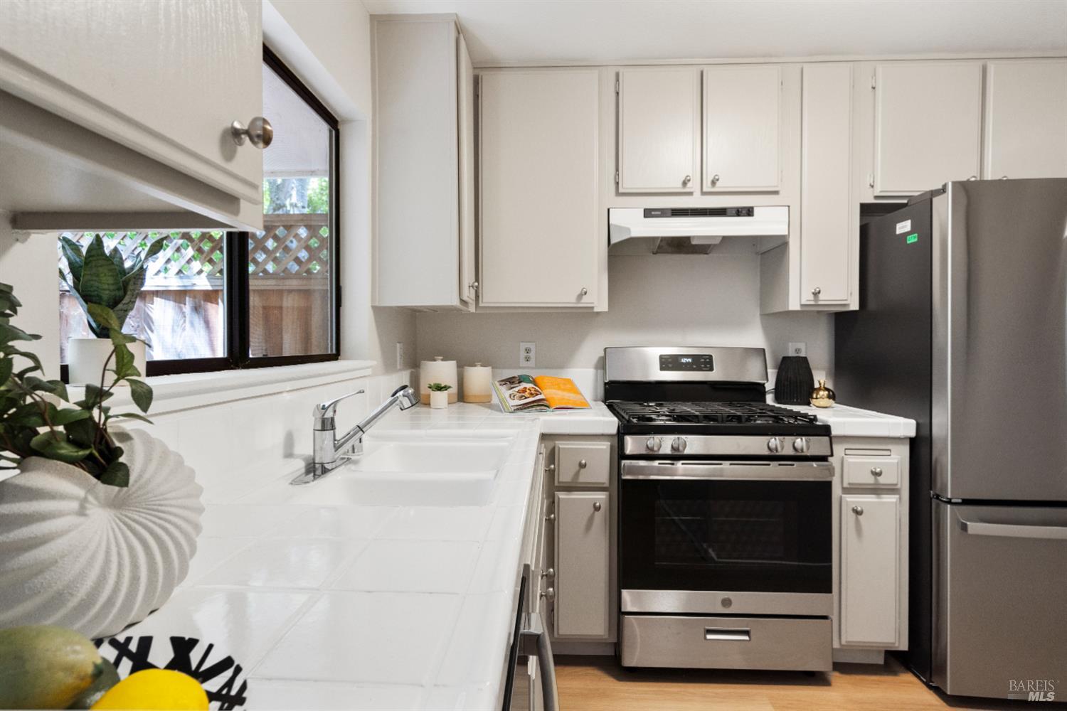 Detail Gallery Image 9 of 37 For 9 Village Ct, San Rafael,  CA 94903 - 3 Beds | 2/1 Baths