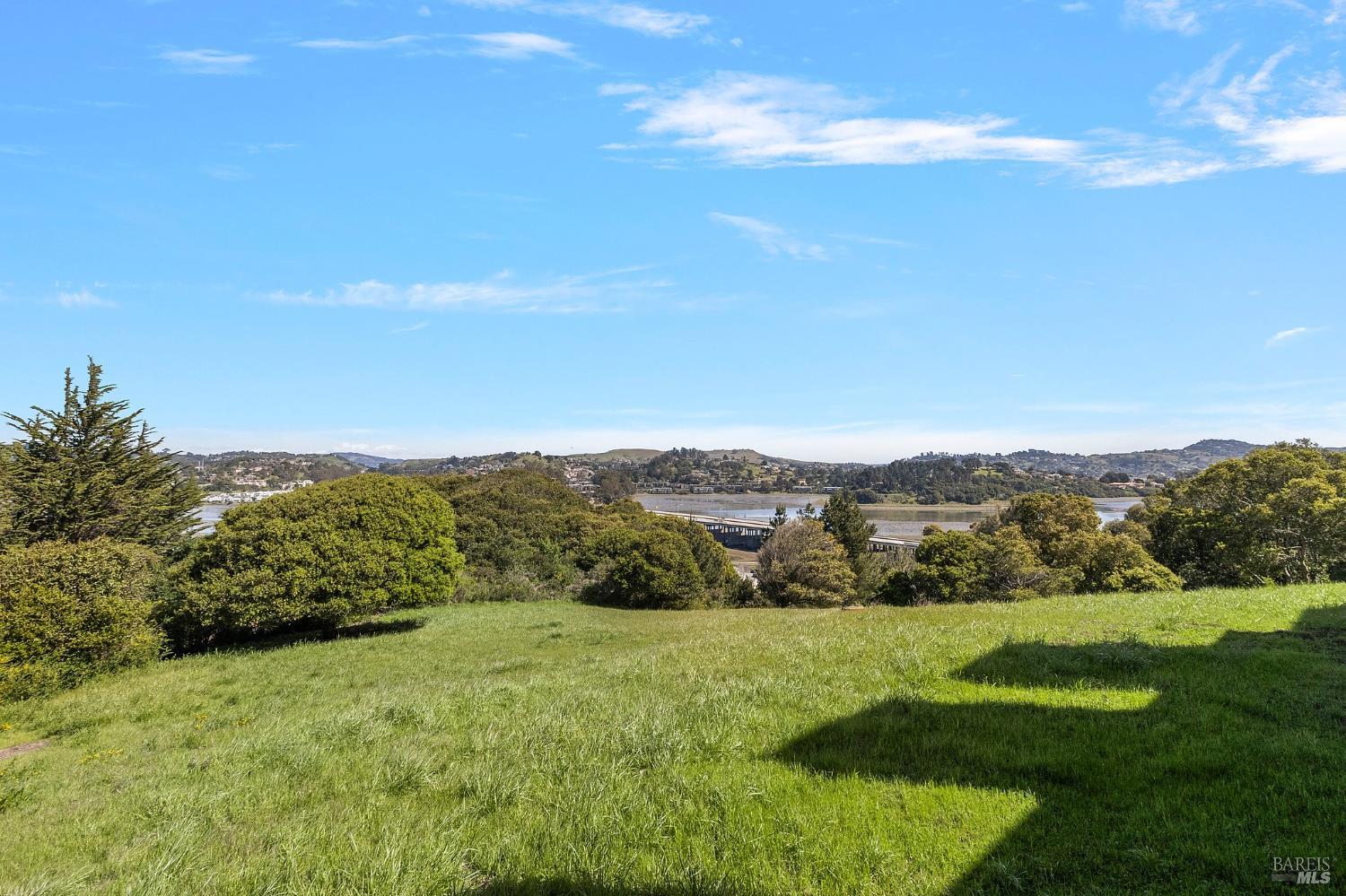 Detail Gallery Image 26 of 47 For 12 Ridgeview Ct, Sausalito,  CA 94965 - 2 Beds | 2/1 Baths