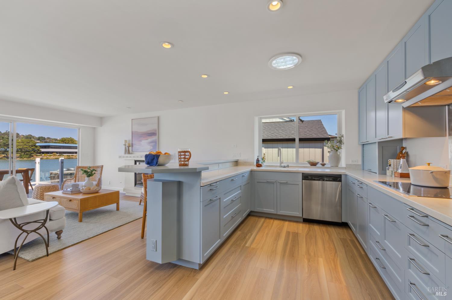 Detail Gallery Image 13 of 47 For 254 Riviera Cir, Larkspur,  CA 94939 - 3 Beds | 2/1 Baths