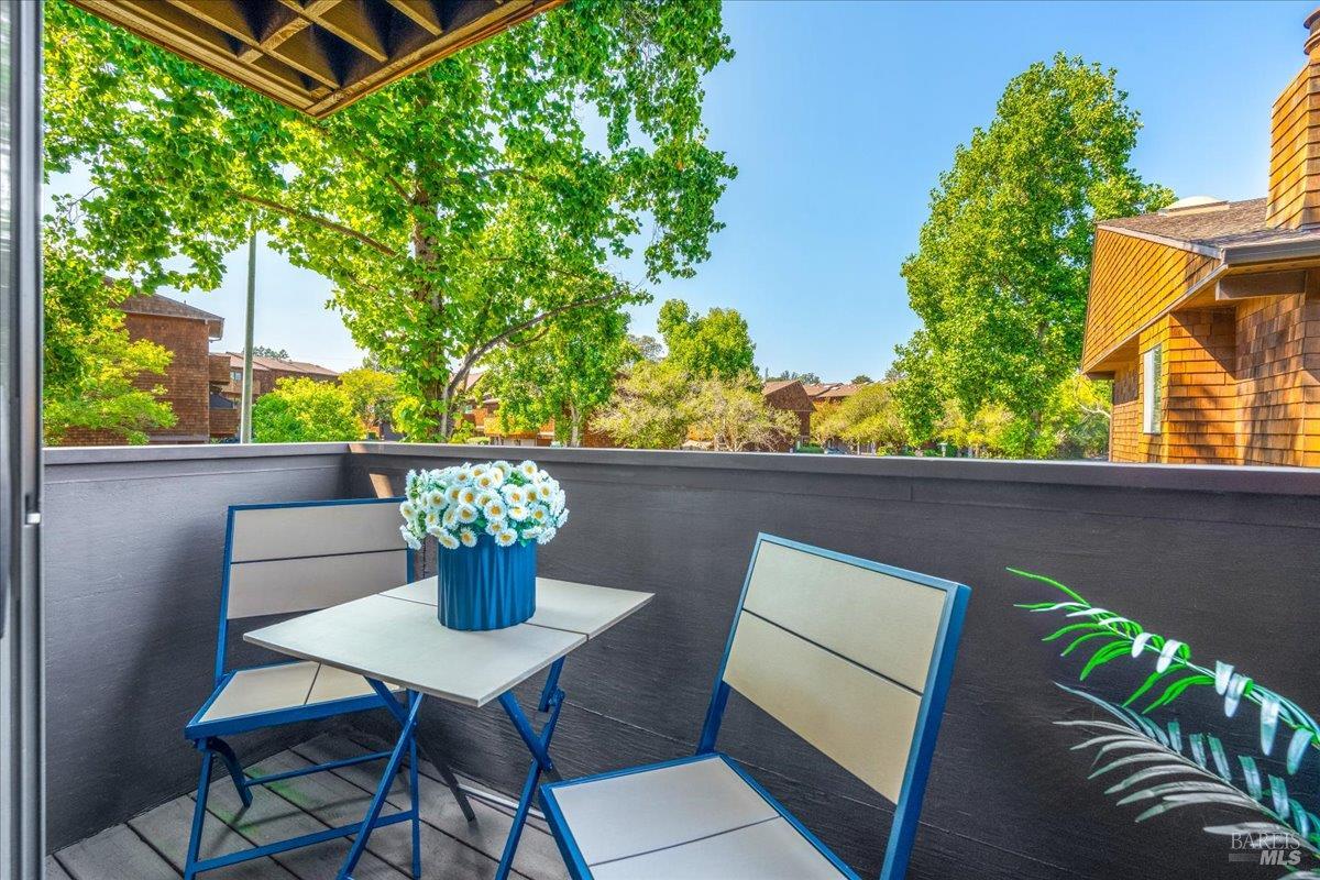Detail Gallery Image 15 of 34 For 1 Freedom Ln, Petaluma,  CA 94952 - 2 Beds | 2/1 Baths