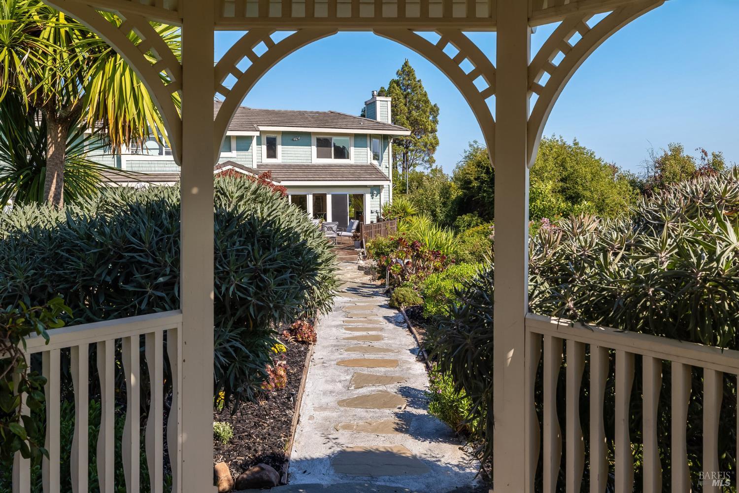 Detail Gallery Image 25 of 76 For 16 Fontana Ct, Novato,  CA 94945 - 5 Beds | 3/1 Baths