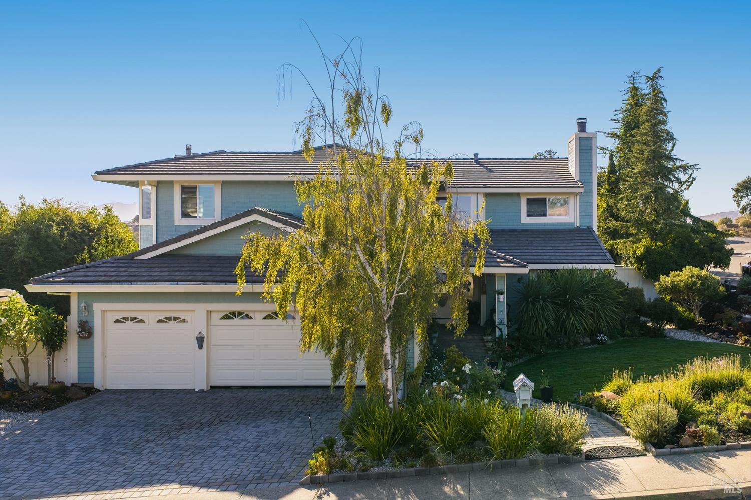 Detail Gallery Image 3 of 76 For 16 Fontana Ct, Novato,  CA 94945 - 5 Beds | 3/1 Baths