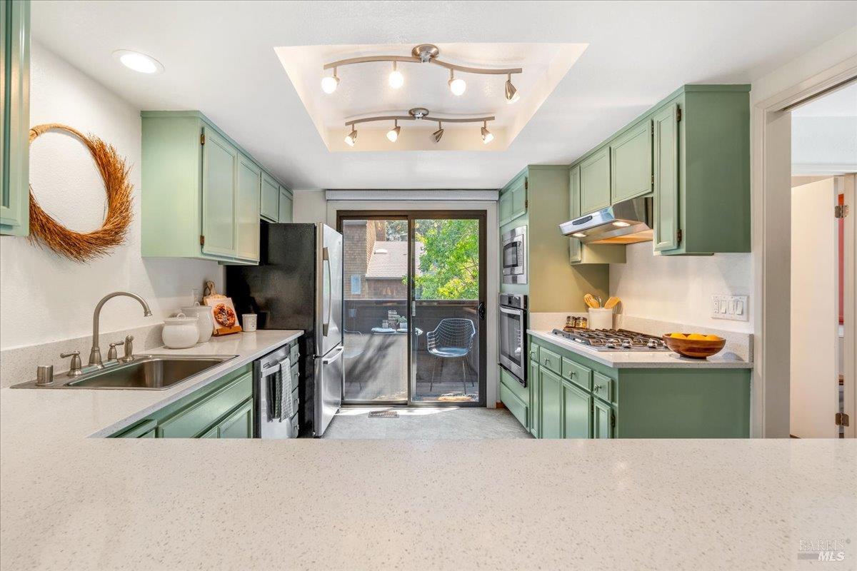 Detail Gallery Image 11 of 34 For 1 Freedom Ln, Petaluma,  CA 94952 - 2 Beds | 2/1 Baths