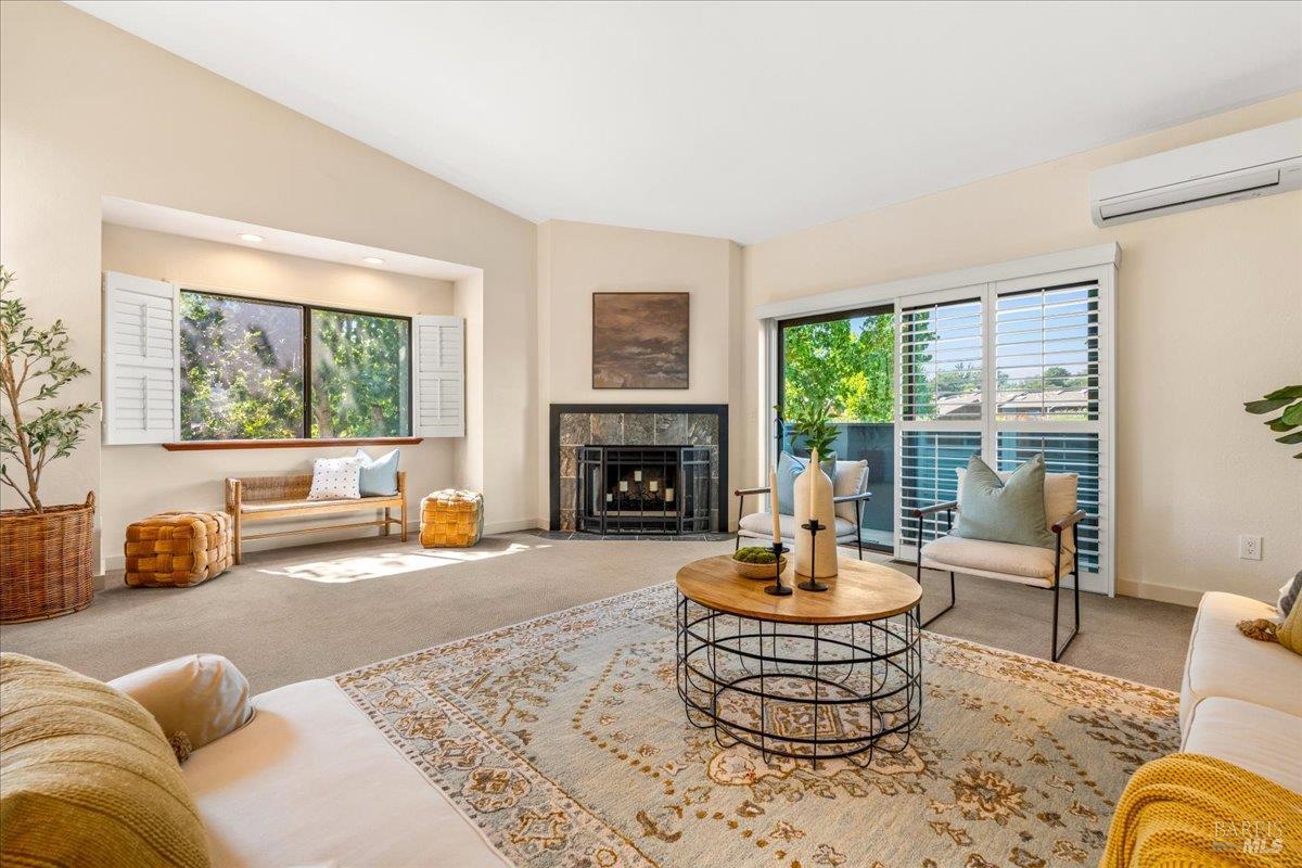 Detail Gallery Image 5 of 34 For 1 Freedom Ln, Petaluma,  CA 94952 - 2 Beds | 2/1 Baths