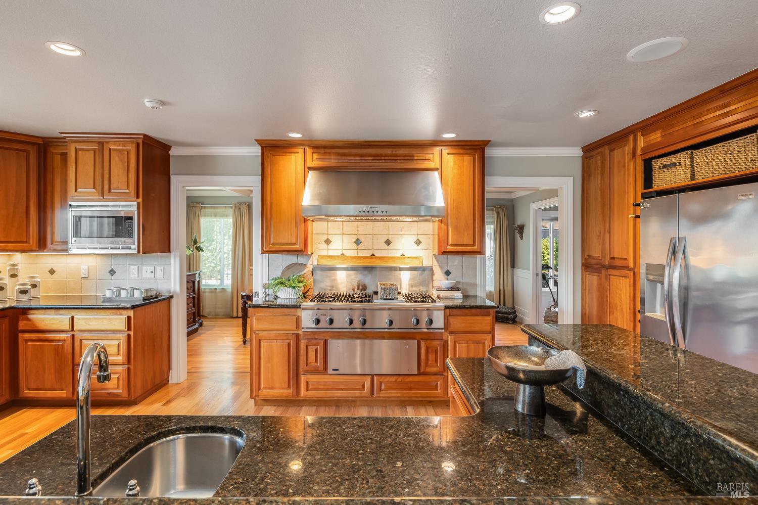 Detail Gallery Image 36 of 76 For 16 Fontana Ct, Novato,  CA 94945 - 5 Beds | 3/1 Baths