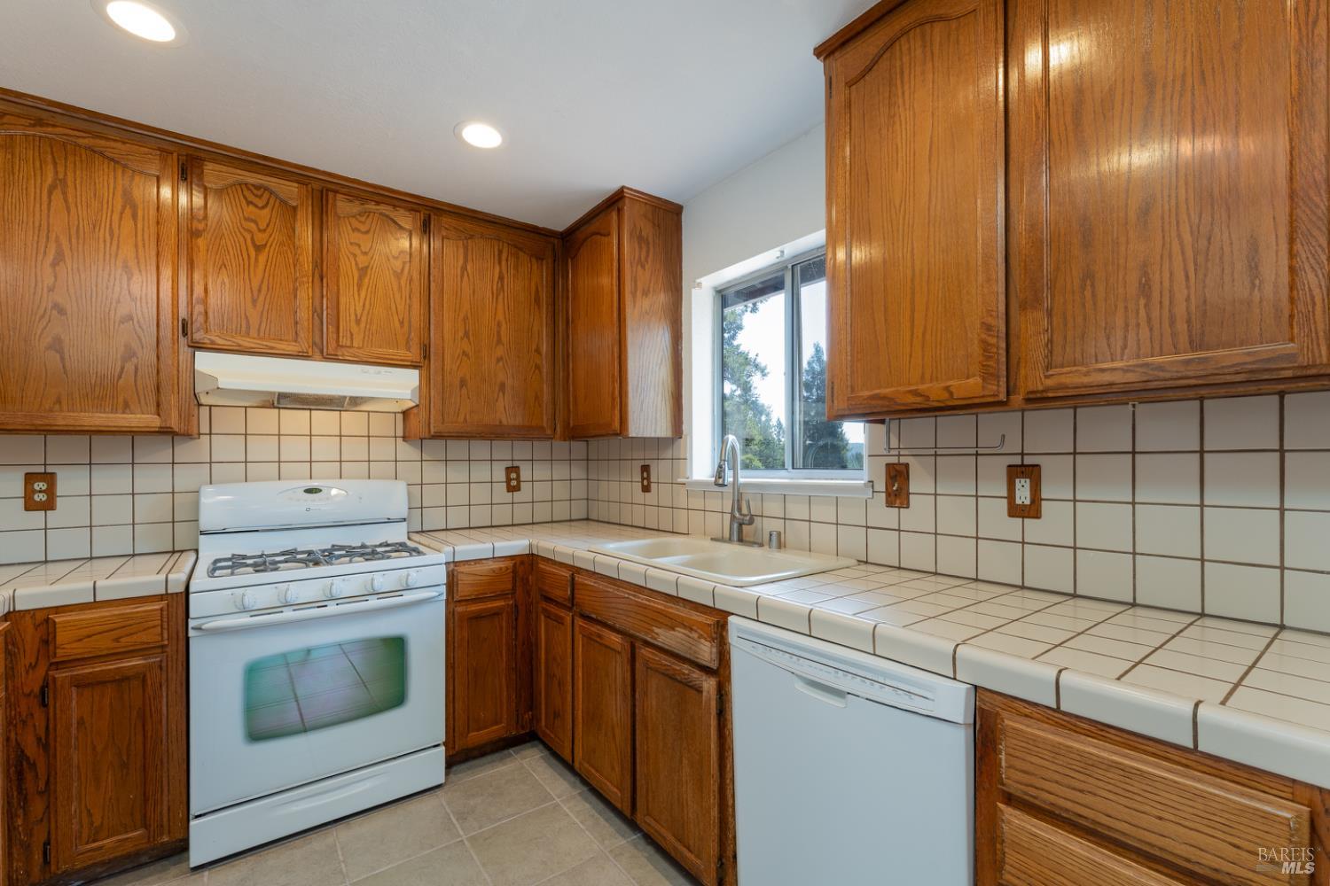 Detail Gallery Image 8 of 23 For 23945 Nutmeg Pl, Willits,  CA 95490 - 3 Beds | 2 Baths
