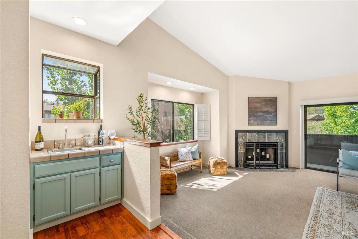 Detail Gallery Image 9 of 34 For 1 Freedom Ln, Petaluma,  CA 94952 - 2 Beds | 2/1 Baths