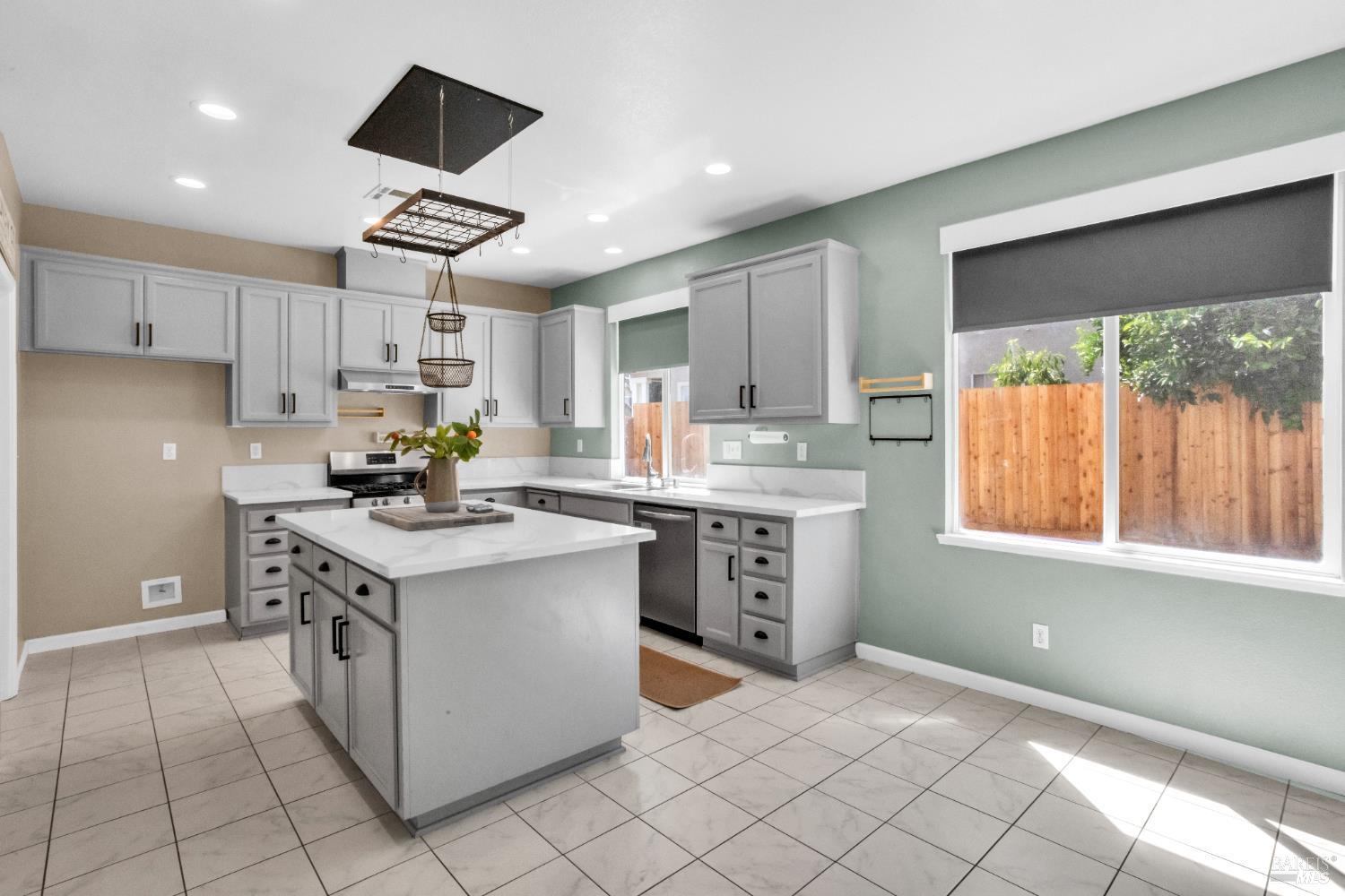 Detail Gallery Image 29 of 44 For 2040 Mariposa Dr, Dixon,  CA 95620 - 4 Beds | 2/1 Baths