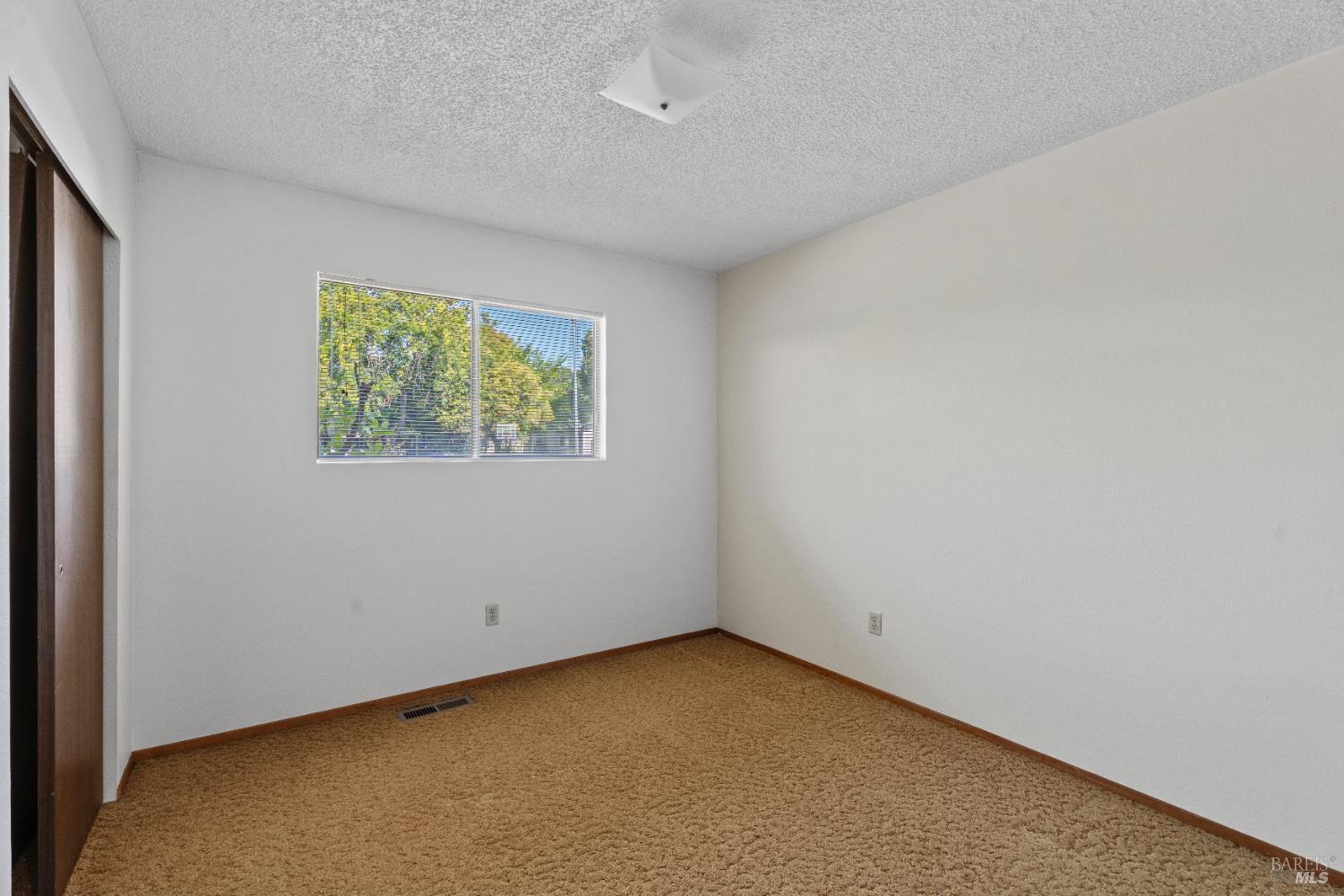 Detail Gallery Image 8 of 19 For 835 Yaqui Dr, Ukiah,  CA 95482 - 3 Beds | 2 Baths