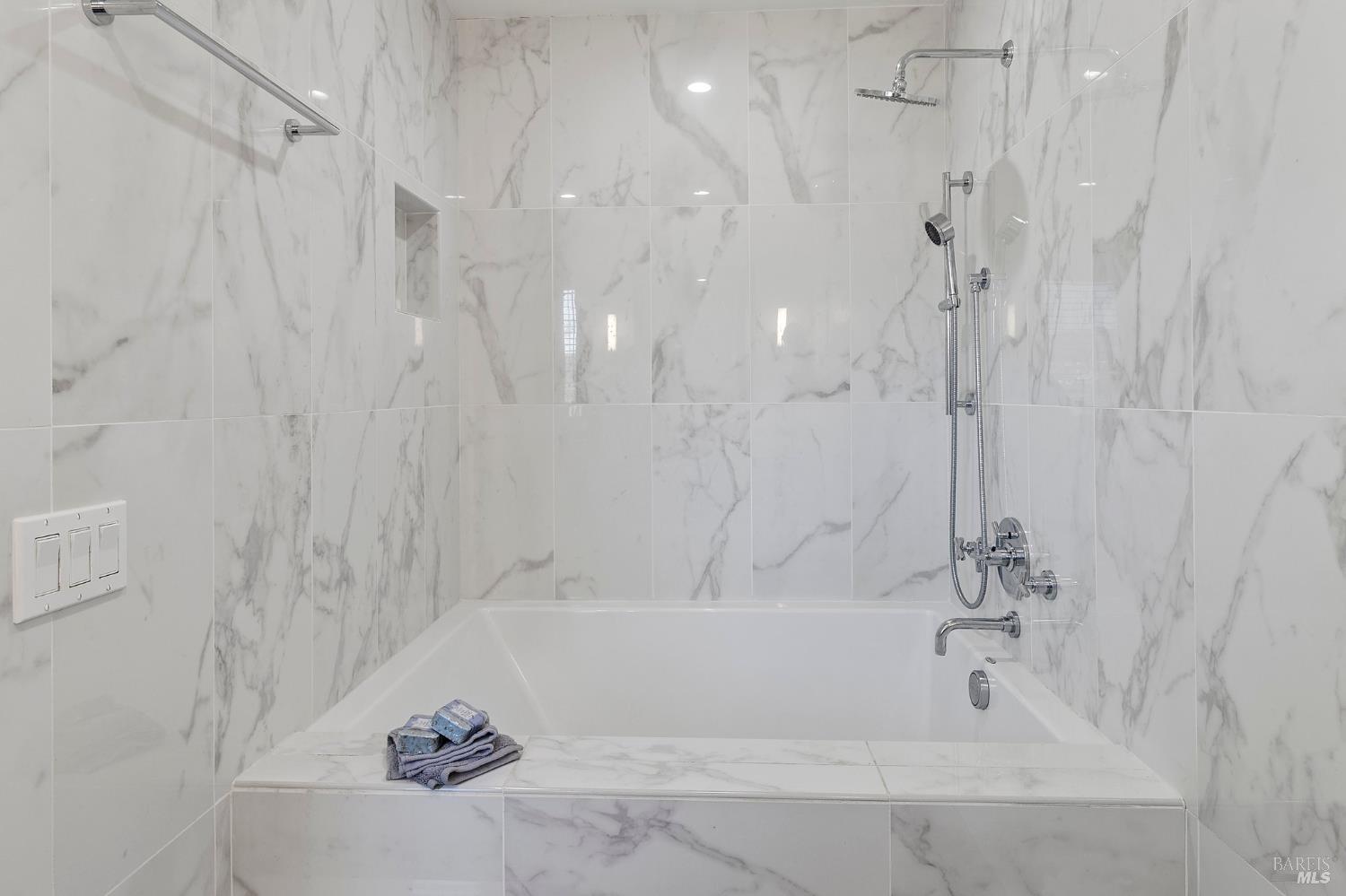 Detail Gallery Image 15 of 47 For 12 Ridgeview Ct, Sausalito,  CA 94965 - 2 Beds | 2/1 Baths