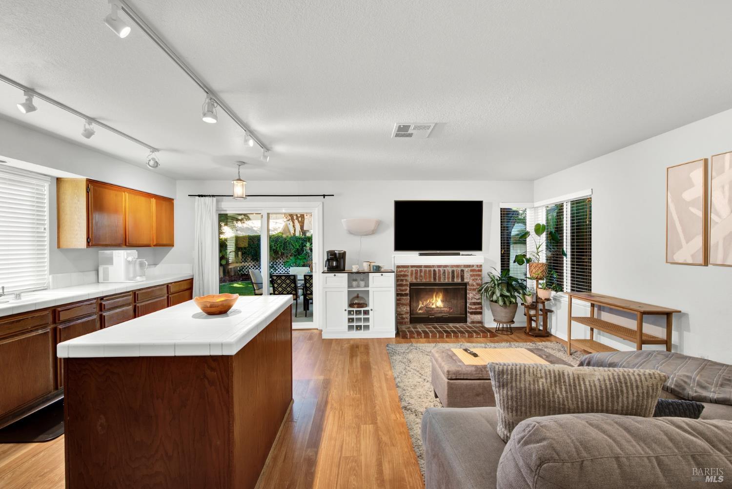 Detail Gallery Image 11 of 39 For 206 Colby Dr, Vacaville,  CA 95687 - 3 Beds | 2/1 Baths