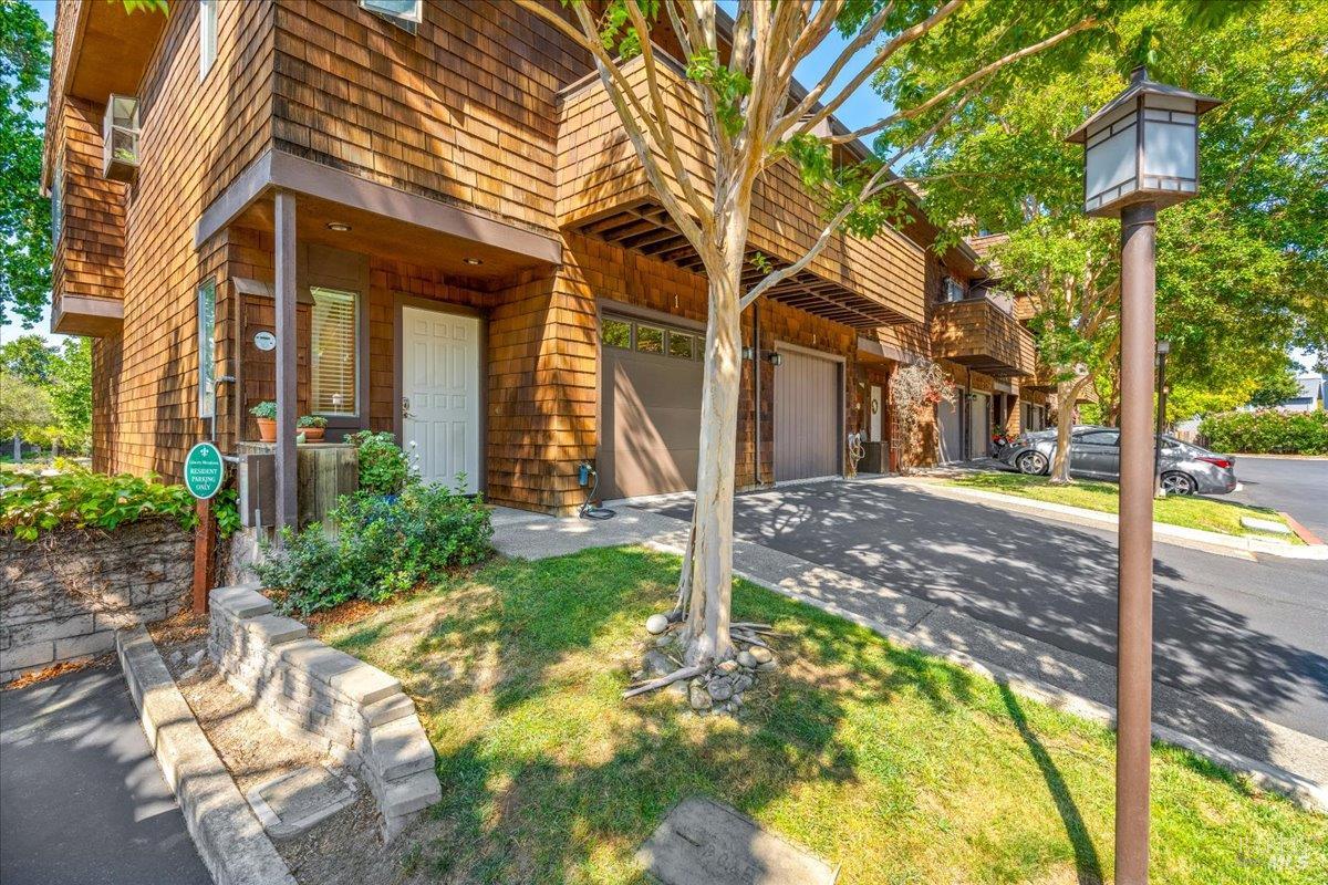 Detail Gallery Image 1 of 34 For 1 Freedom Ln, Petaluma,  CA 94952 - 2 Beds | 2/1 Baths