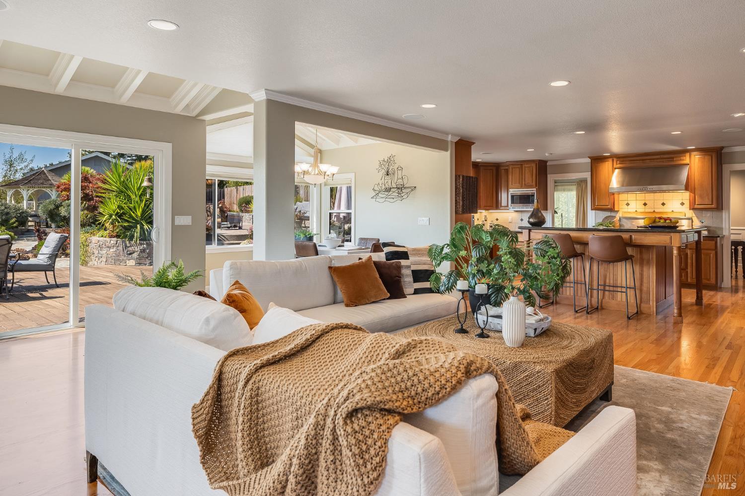 Detail Gallery Image 13 of 76 For 16 Fontana Ct, Novato,  CA 94945 - 5 Beds | 3/1 Baths
