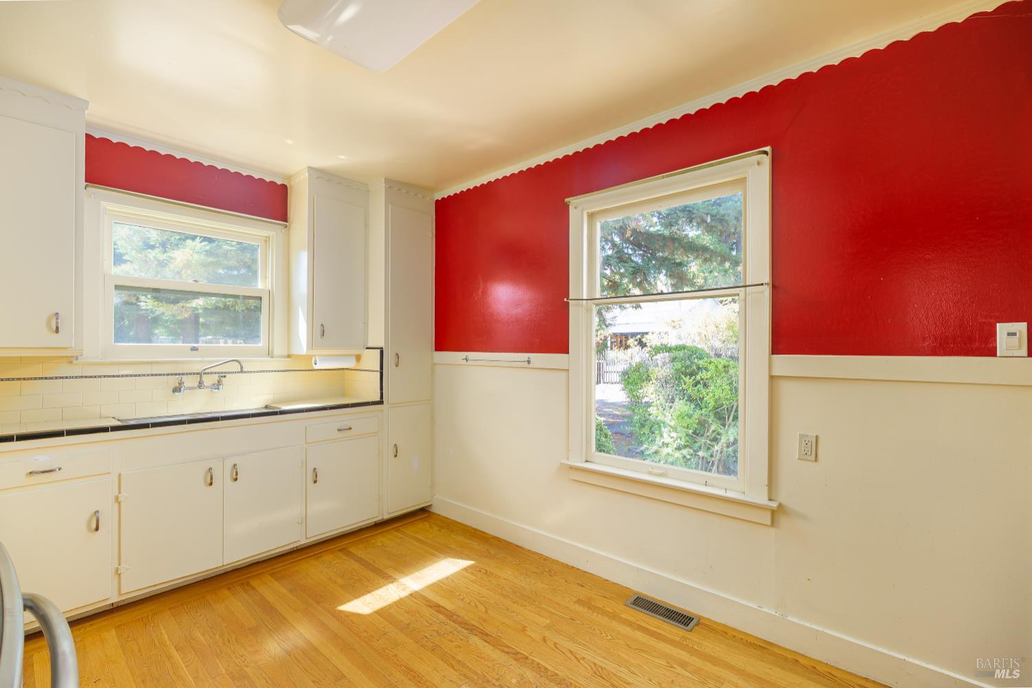 Detail Gallery Image 13 of 35 For 20 Shell Rd, Mill Valley,  CA 94941 - 3 Beds | 1/1 Baths