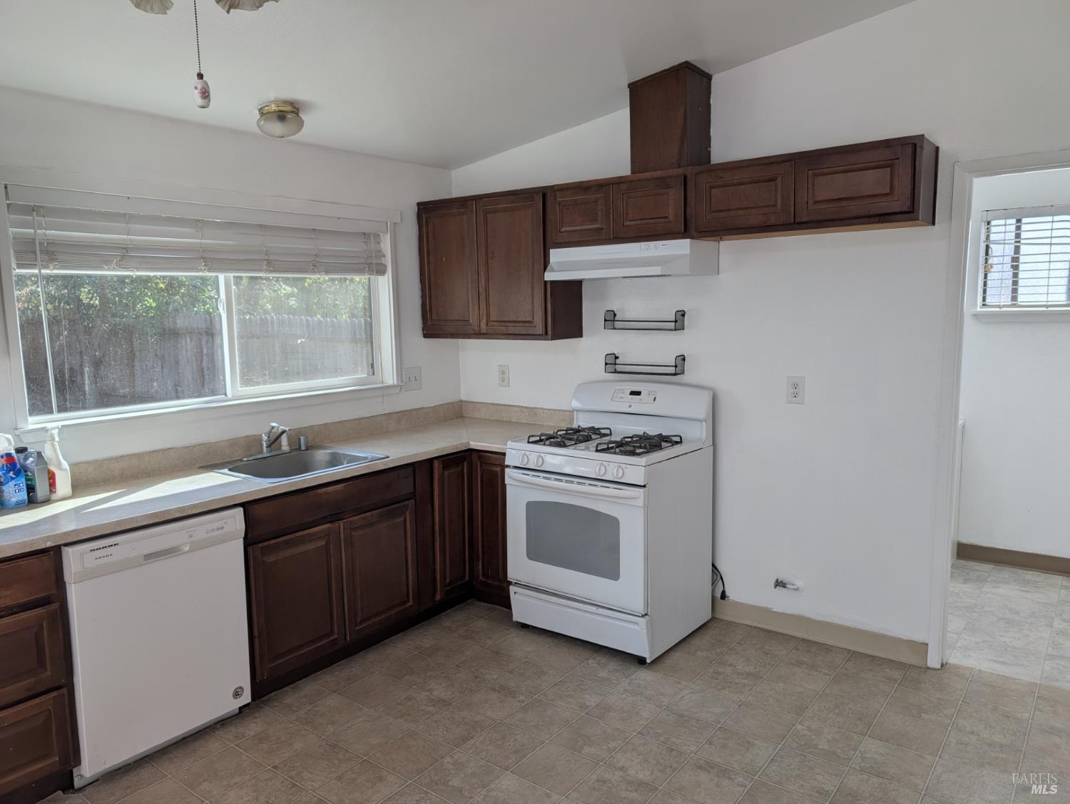 Detail Gallery Image 4 of 7 For 2305 Woolner Ave, Fairfield,  CA 94533 - 3 Beds | 1 Baths