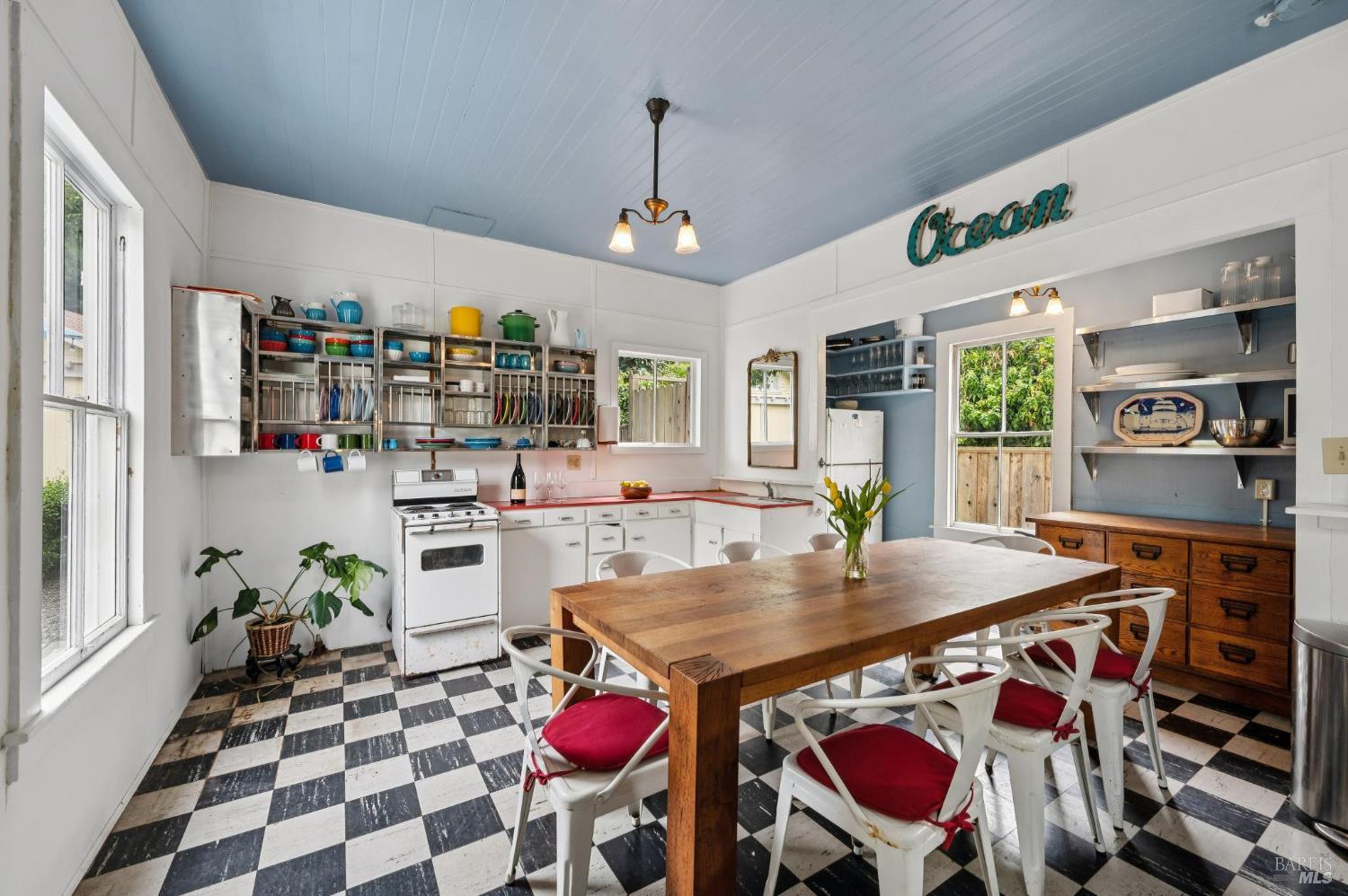 Detail Gallery Image 16 of 68 For 23 Brighton Ave, Bolinas,  CA 94924 - 9 Beds | 2/1 Baths