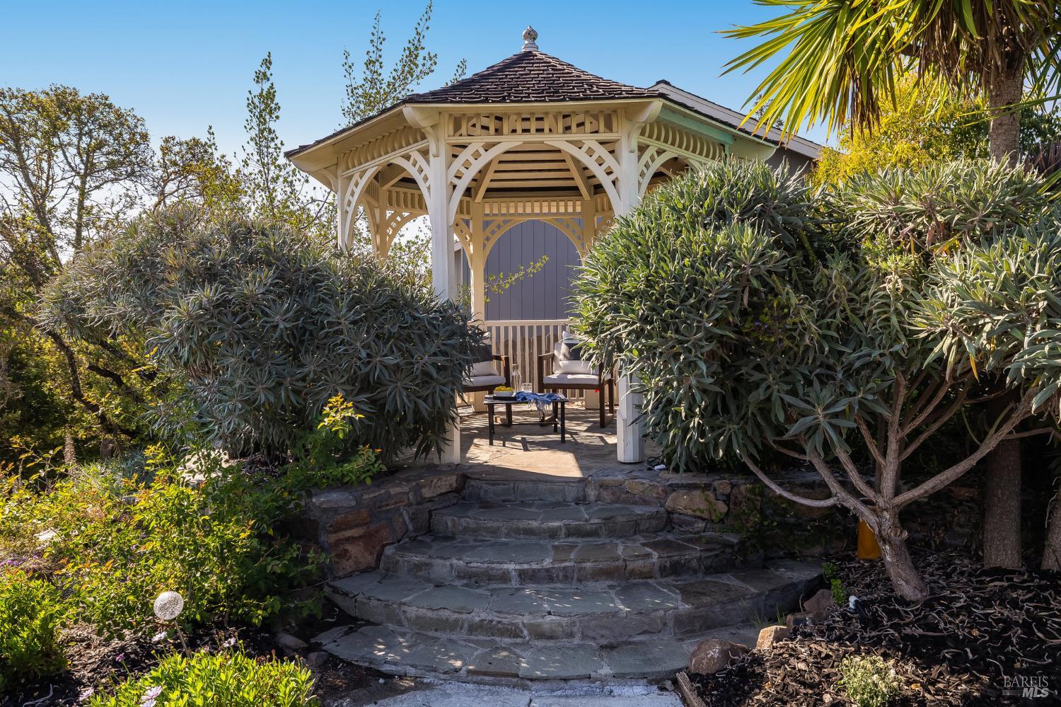 Detail Gallery Image 23 of 76 For 16 Fontana Ct, Novato,  CA 94945 - 5 Beds | 3/1 Baths