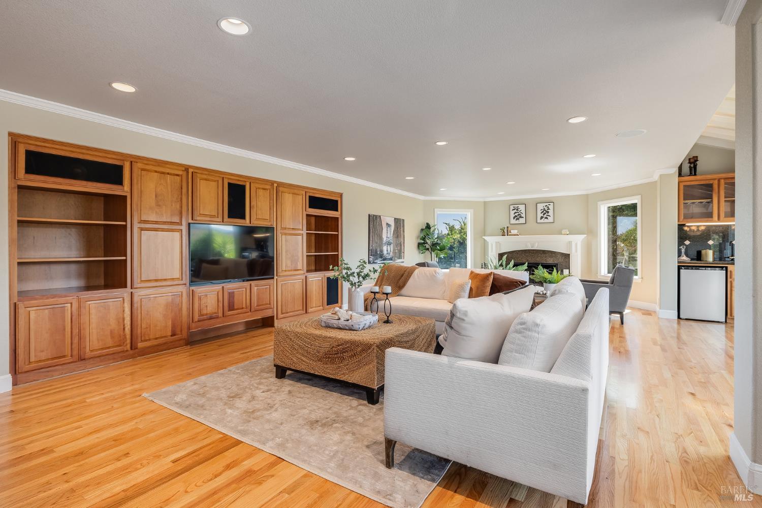 Detail Gallery Image 8 of 76 For 16 Fontana Ct, Novato,  CA 94945 - 5 Beds | 3/1 Baths