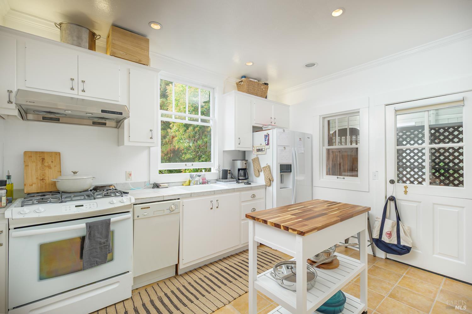 Detail Gallery Image 9 of 38 For 65 Summit Ave, Mill Valley,  CA 94941 - – Beds | – Baths