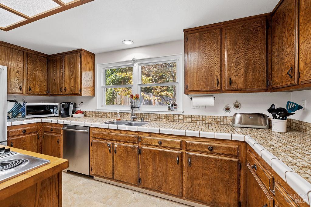 Detail Gallery Image 13 of 74 For 2321 Sunrise Ave, Santa Rosa,  CA 95409 - 3 Beds | 2 Baths