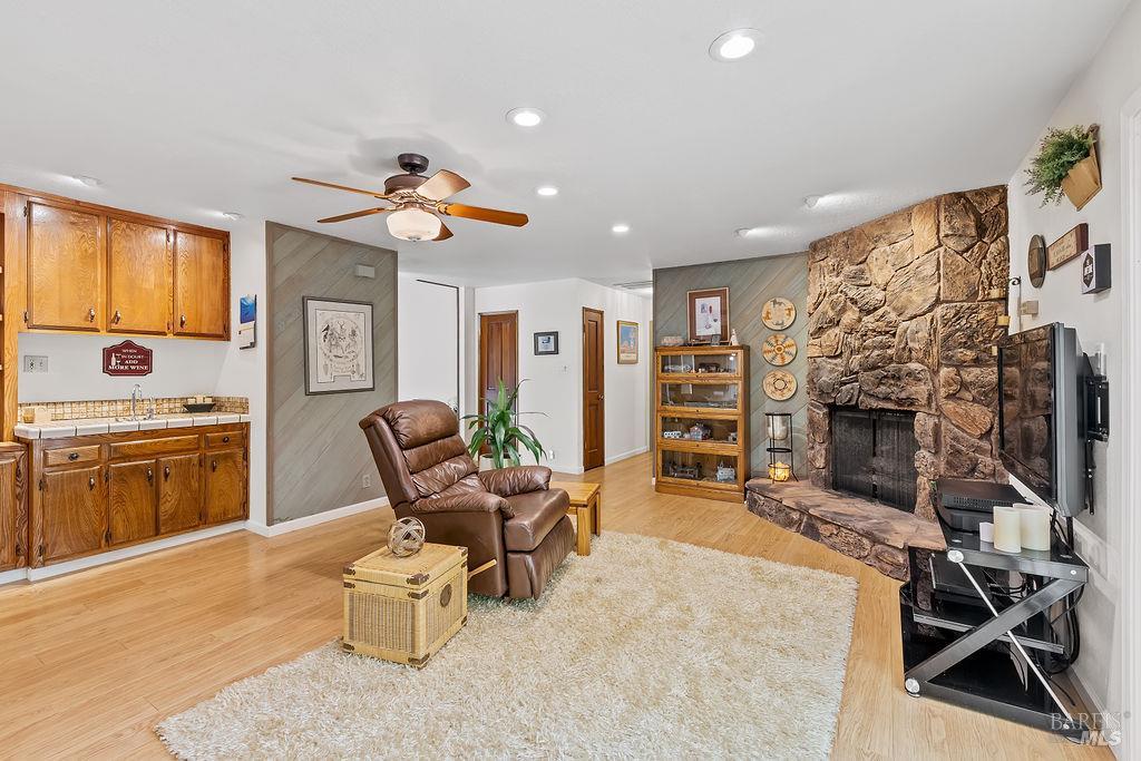 Detail Gallery Image 4 of 74 For 2321 Sunrise Ave, Santa Rosa,  CA 95409 - 3 Beds | 2 Baths