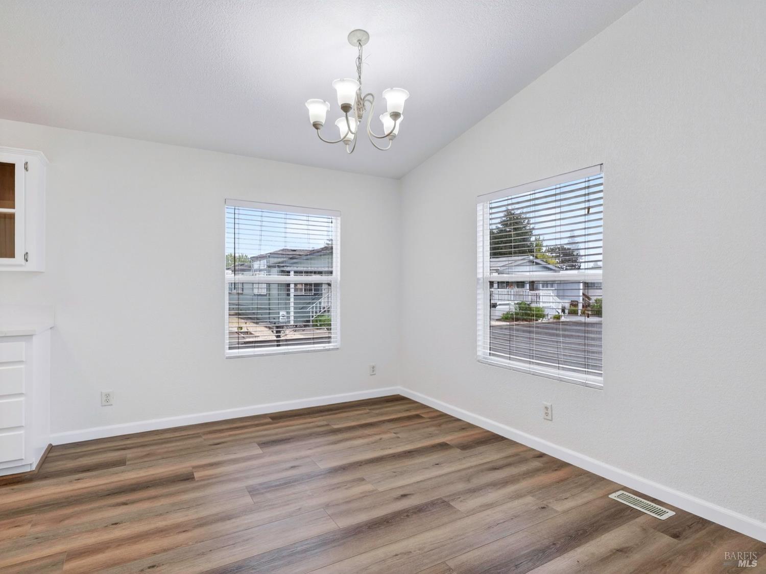 Detail Gallery Image 6 of 27 For 155 Shoreham Way, Santa Rosa,  CA 95401 - 3 Beds | 2 Baths