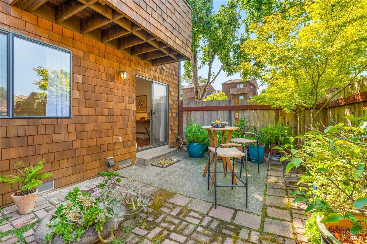 Detail Gallery Image 27 of 34 For 1 Freedom Ln, Petaluma,  CA 94952 - 2 Beds | 2/1 Baths