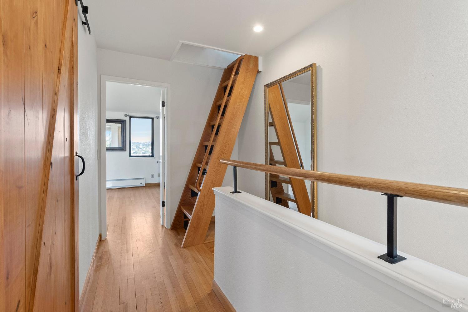 Detail Gallery Image 8 of 47 For 12 Ridgeview Ct, Sausalito,  CA 94965 - 2 Beds | 2/1 Baths