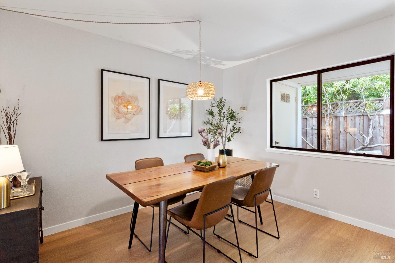 Detail Gallery Image 7 of 37 For 9 Village Ct, San Rafael,  CA 94903 - 3 Beds | 2/1 Baths