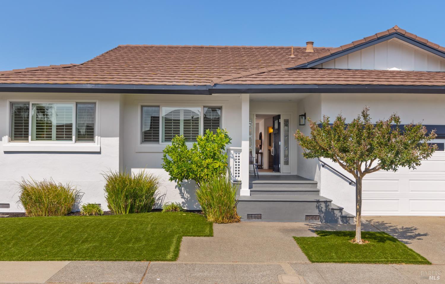 Detail Gallery Image 2 of 47 For 254 Riviera Cir, Larkspur,  CA 94939 - 3 Beds | 2/1 Baths