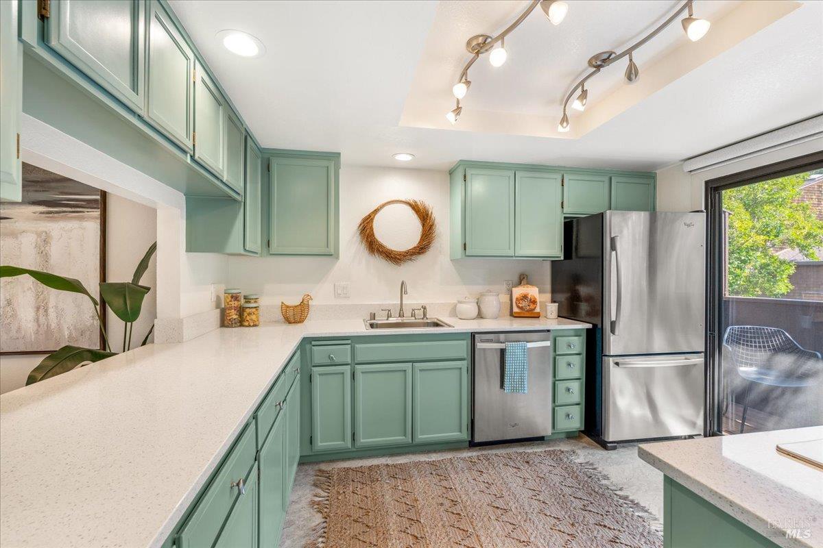 Detail Gallery Image 14 of 34 For 1 Freedom Ln, Petaluma,  CA 94952 - 2 Beds | 2/1 Baths