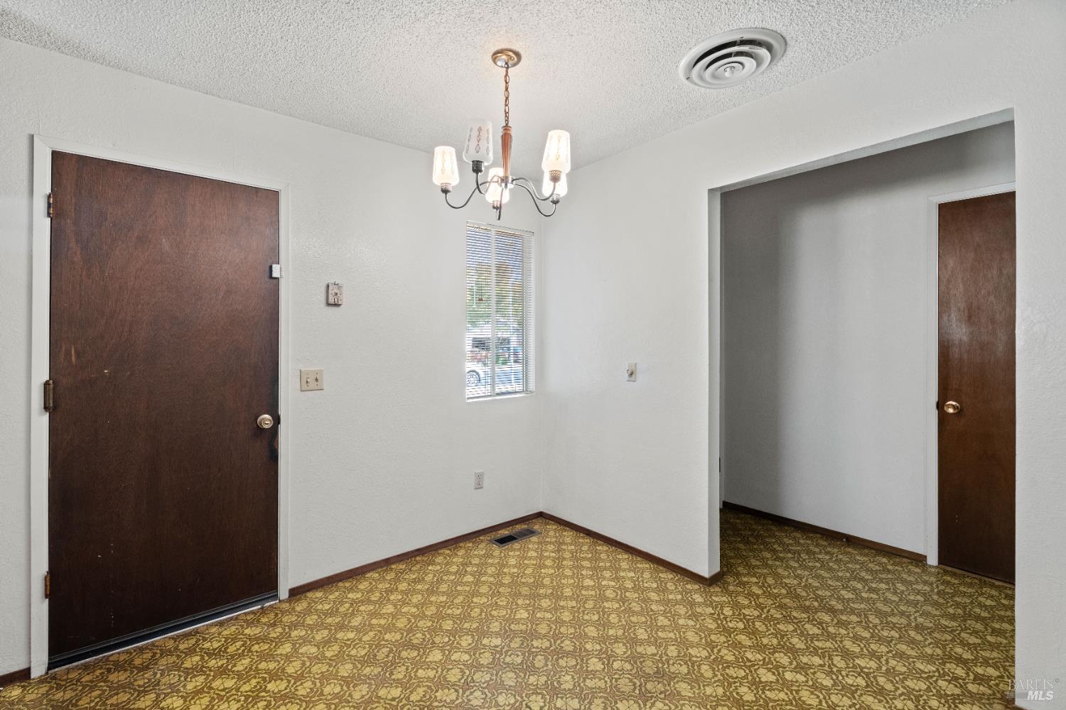 Detail Gallery Image 5 of 19 For 835 Yaqui Dr, Ukiah,  CA 95482 - 3 Beds | 2 Baths