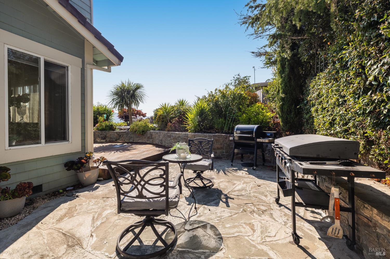 Detail Gallery Image 18 of 76 For 16 Fontana Ct, Novato,  CA 94945 - 5 Beds | 3/1 Baths